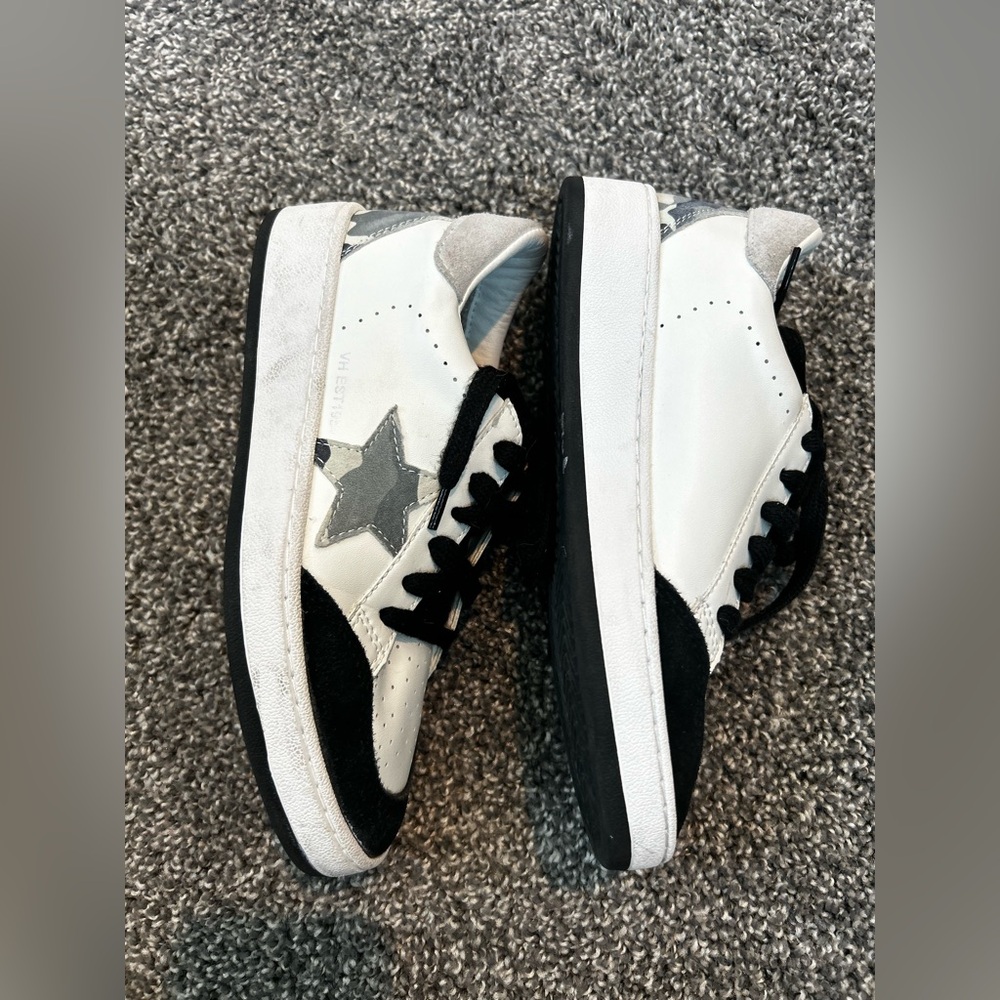 Vintage Havana Women's Sneakers in Black, White, and Gray